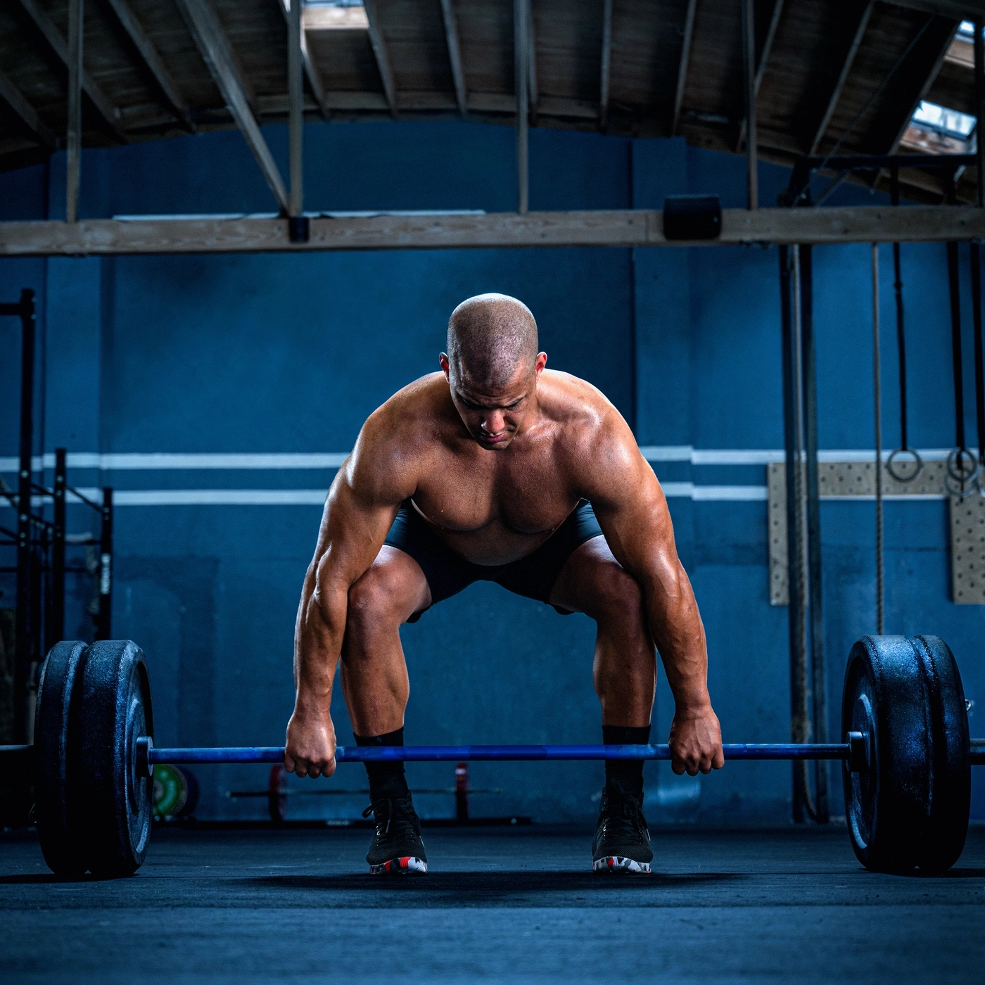 Muskulöser Mann hebt Langhantel im Fitnessstudio. Krafttraining, Bodybuilding, Sport, Fitness.
