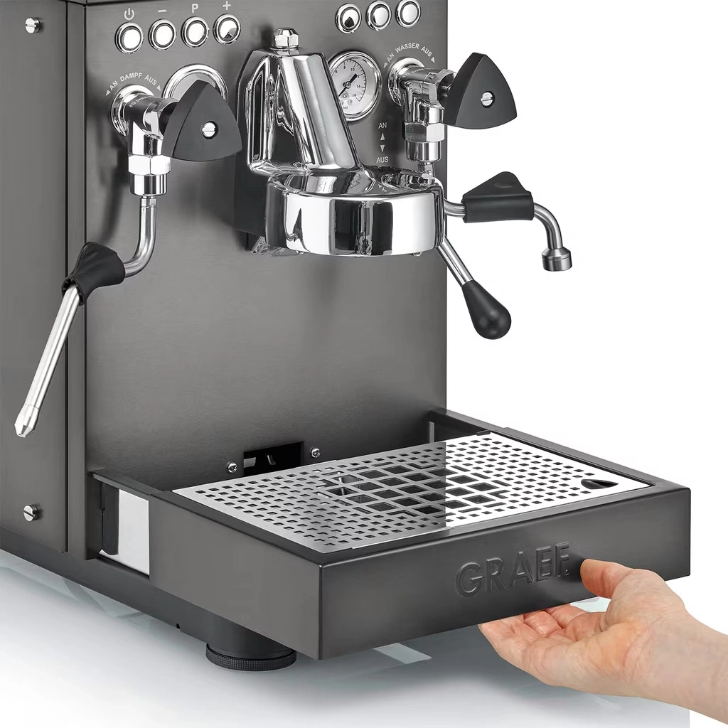 Eine Hand zieht die Tropfschale einer Kaffeemaschine von Graef heraus