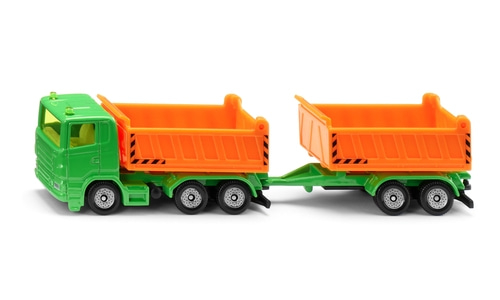 Grüner kipper mit orangefarbenem Anhänger auf weißem Hintergrund