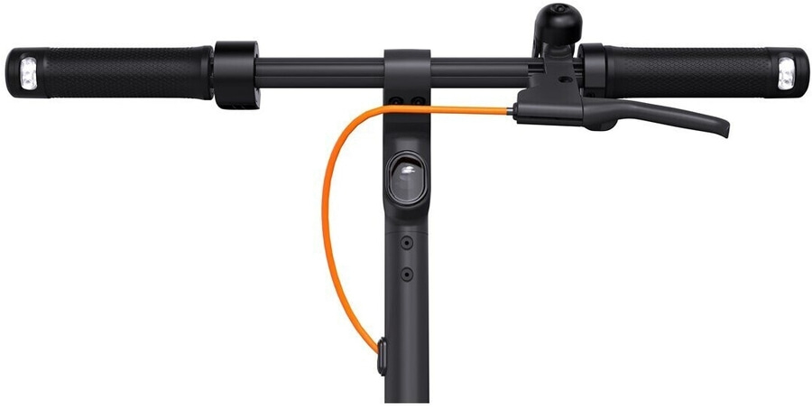 Schwarzer Rollerlenker mit orangefarbenem Kabel und Bremshebel