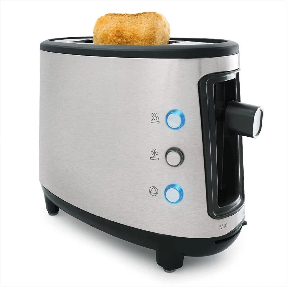 Ein silberner Toaster mit einem Brot darin und blauen Knöpfen.