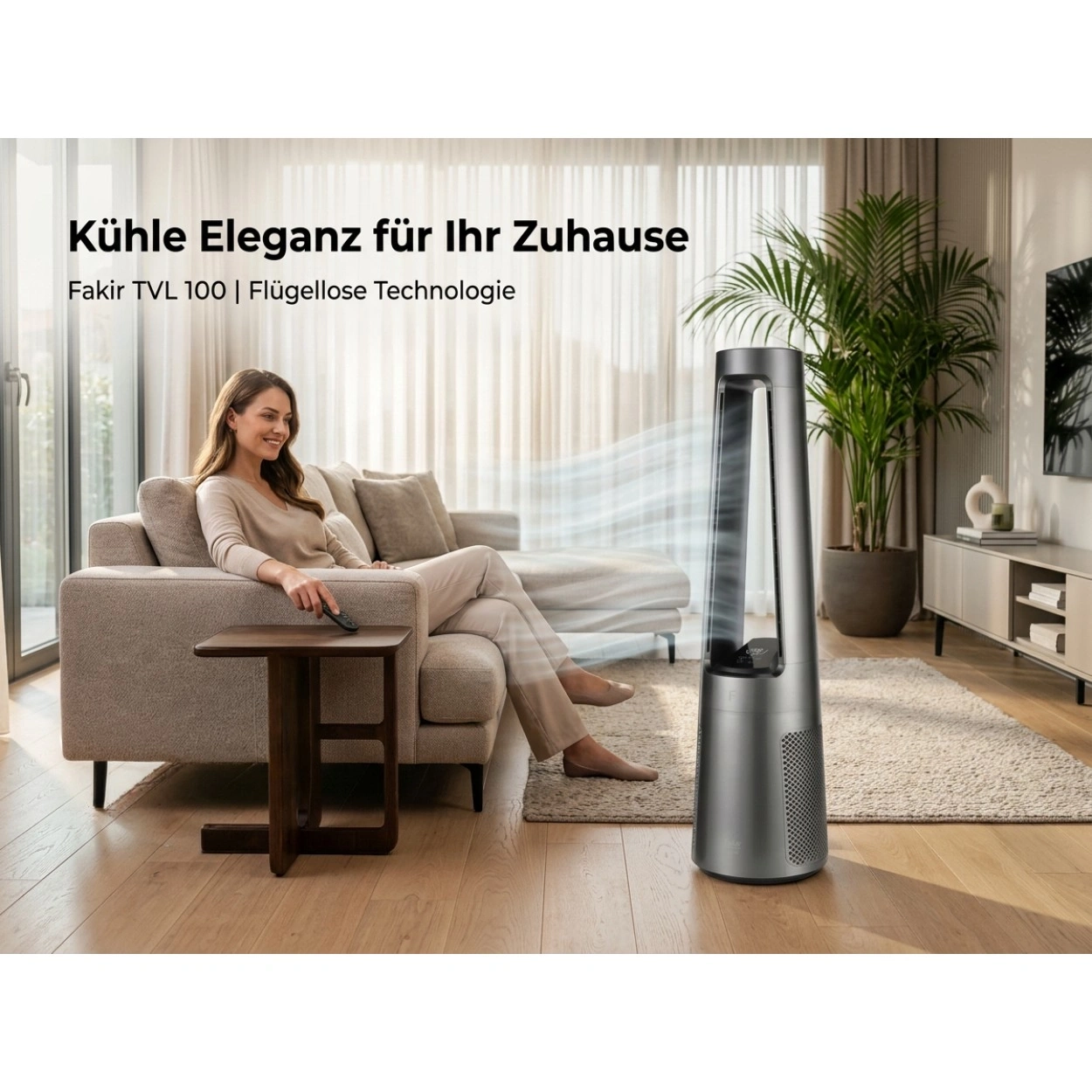 Eine Frau sitzt auf einem Sofa und nutzt einen Turmventilator.
