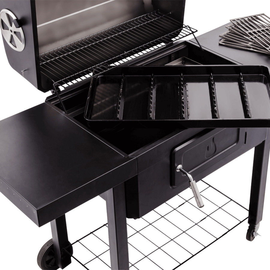 Schwarzer Grill mit Grillrosten und Tablett, bereit zum Grillen im Freien.
