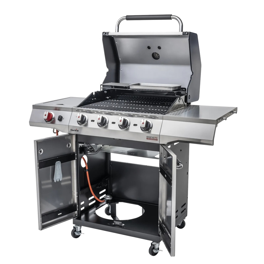 Edelstahl-Gasgrill mit geöffnetem Deckel und Türen, bereit zum Grillen im Freien.