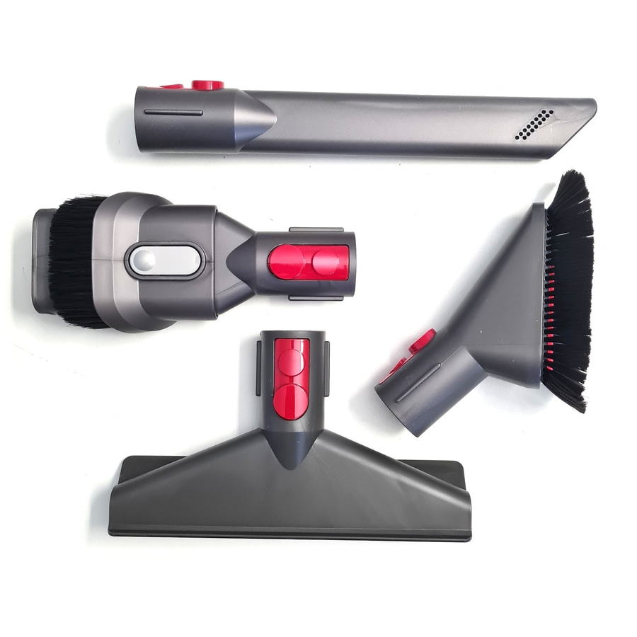 Staubsaugeraufsätze in Grau und Rot auf weißem Hintergrund, verschiedene Formen