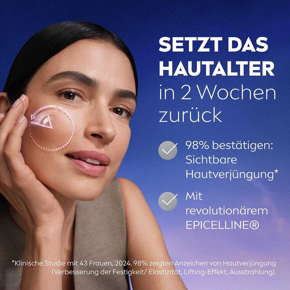 Eine Frau mit strahlender Haut, die ein Hautpflegeprodukt bewirbt.
