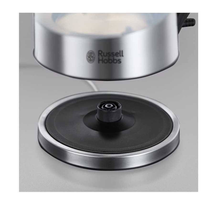 Nahaufnahme eines Wasserkochers von Russell Hobbs auf einer grauen Oberfläche.