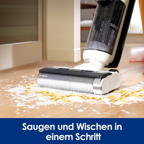 Staubsauger wischt Flüssigkeit und Essensreste auf Holzboden. Saugen und Wischen in einem Schritt.