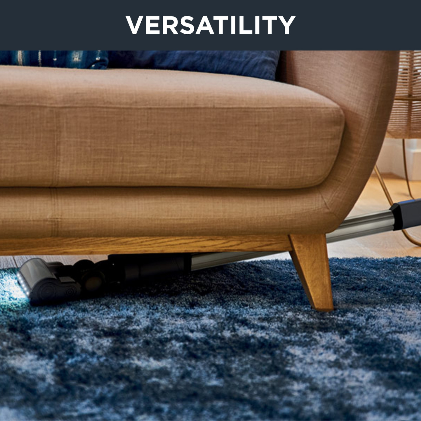 Staubsauger unter Couch, blaue Teppich, Versatilität, Reinigung, Möbel, Holzbeine, Beleuchtung