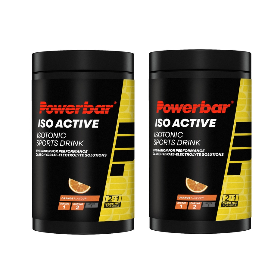 Zwei Powerbar Iso Active Behälter für isotonische Sportgetränke mit Orangengeschmack.
