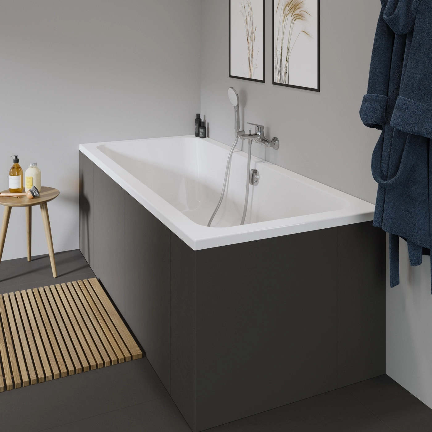 Badezimmer mit Badewanne, Badematte und Bademantel. Graue Wand, minimalistisch.