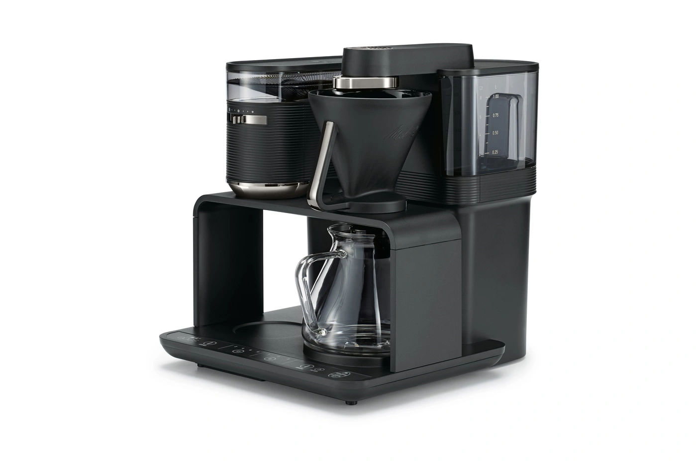 Schwarze Kaffeemaschine mit Glaskanne und Bedienfeld, isoliert auf weißem Hintergrund.