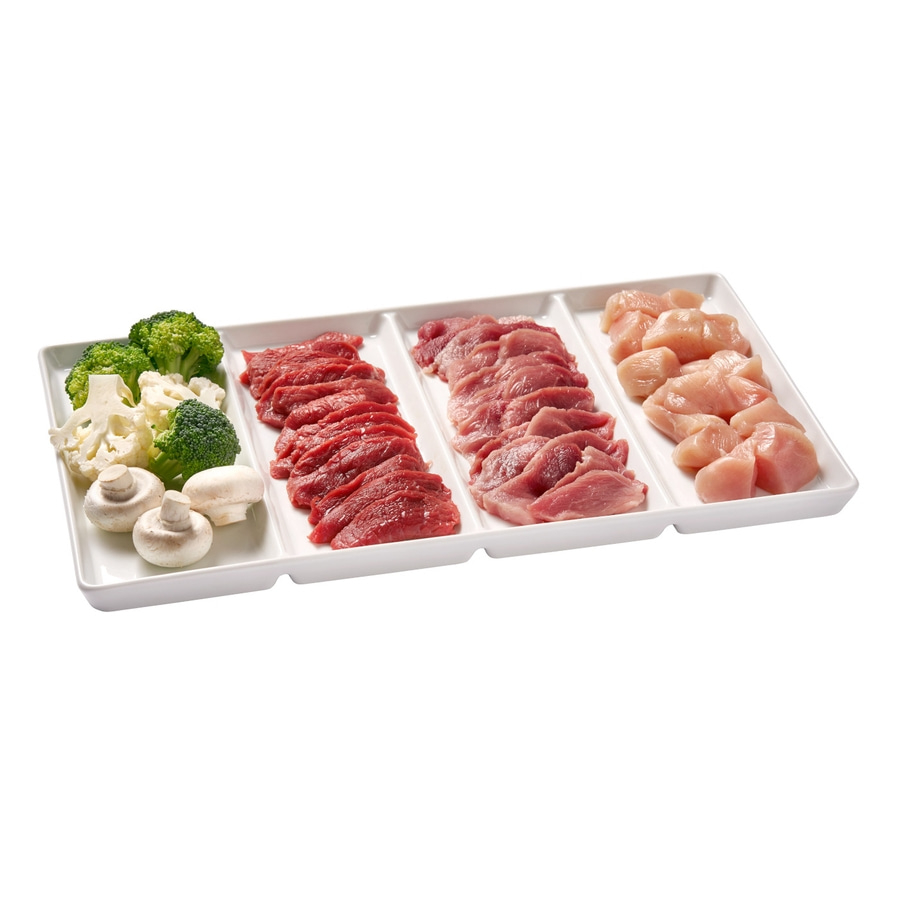 Fleisch, Gemüse und Pilze auf einem Tablett. Essen für Fondue.