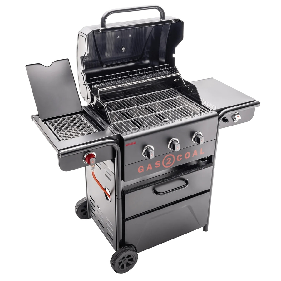Schwarzer Gasgrill mit offenem Deckel, Rädern und Gasanschluss. Gas 2 Coal Schriftzug.