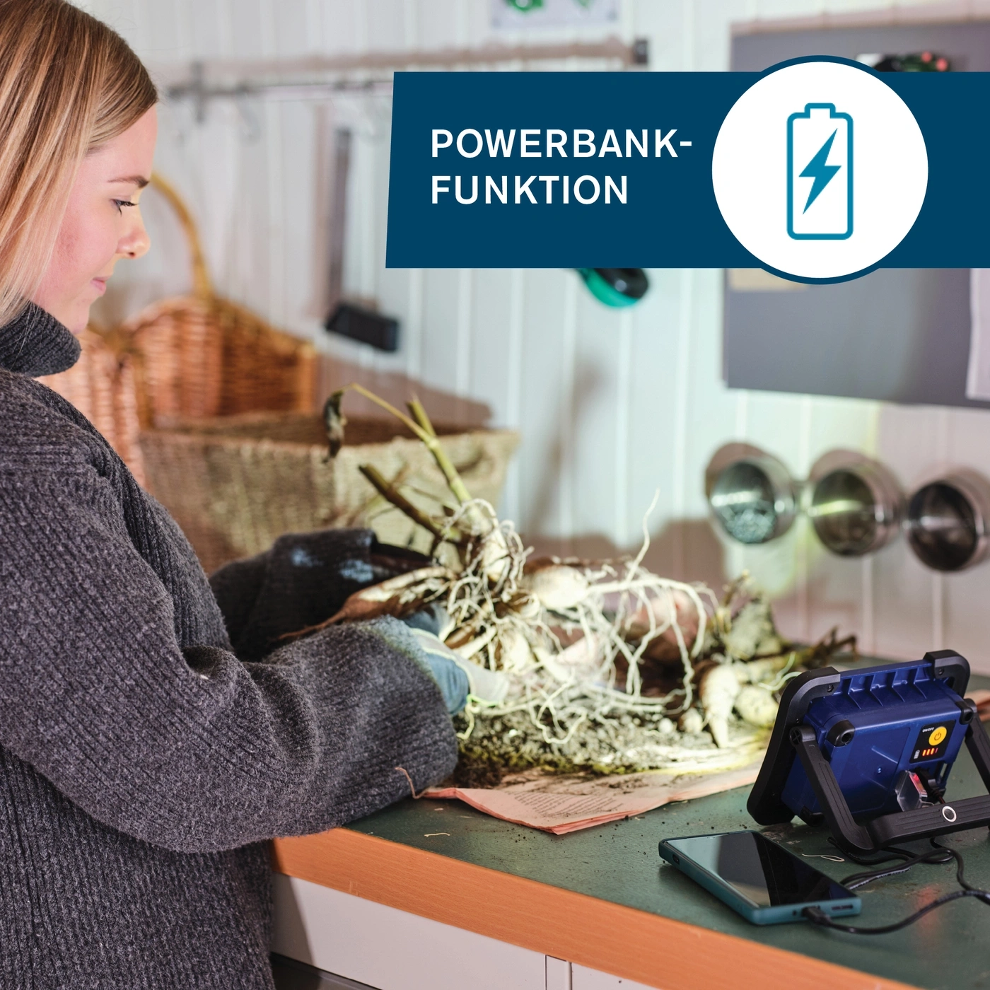 Frau mit Pflanzen und Powerbank-Lampe