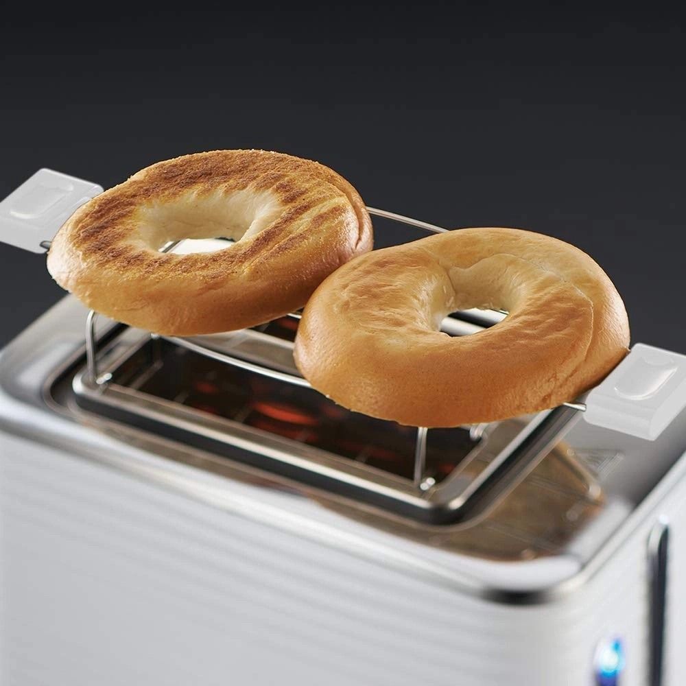 Zwei Bagels in einem Toaster. Nahaufnahme von Bagels, die getoastet werden.
