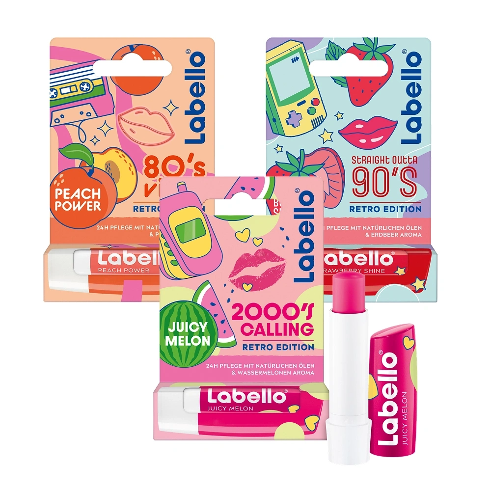 Drei Labello Lippenbalsam-Verpackungen mit retro Designs: 80er, 90er und 2000er mit Erdbeer, Pfirsich und Melonen Aroma.