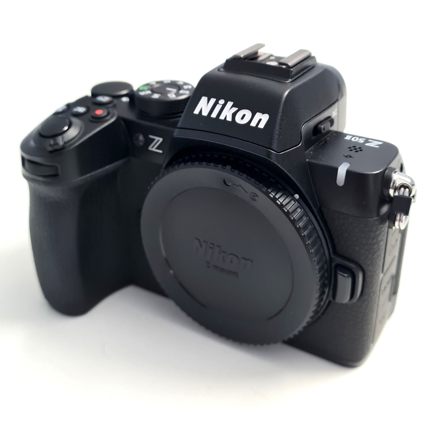 Eine schwarze Nikon Z 50 Digitalkamera mit Objektivdeckel.