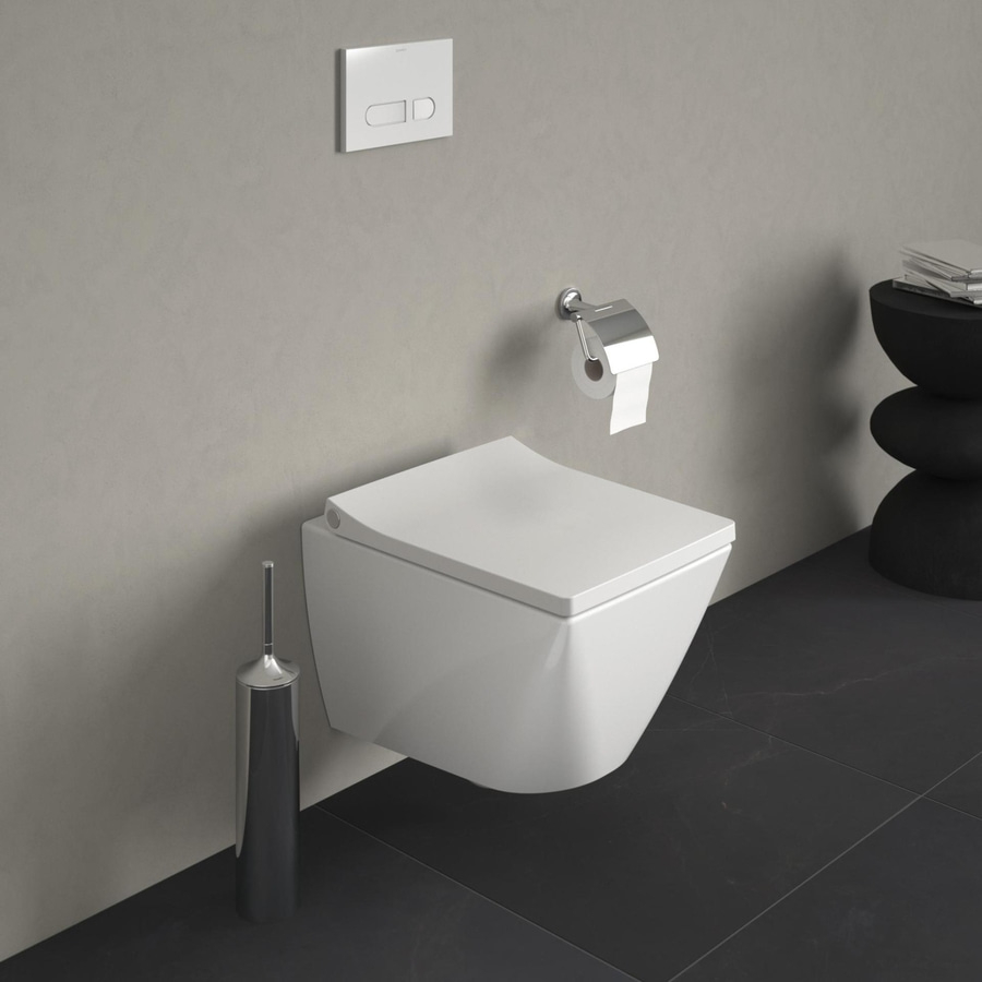 Hängendes WC mit Toilettenpapierhalter und Toilettenbürste in einem modernen Badezimmer