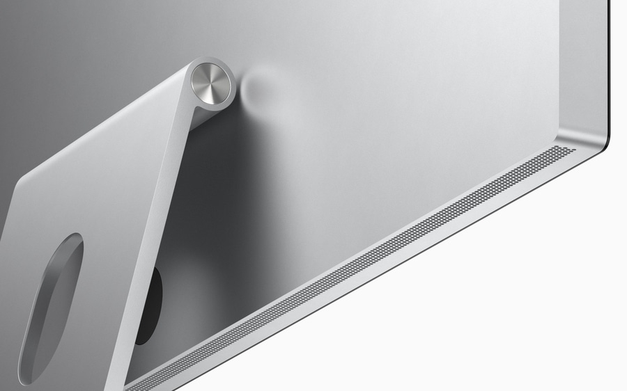 Nahaufnahme des silbernen iMac-Ständers mit Lüftungsschlitzen und einem runden Gelenk