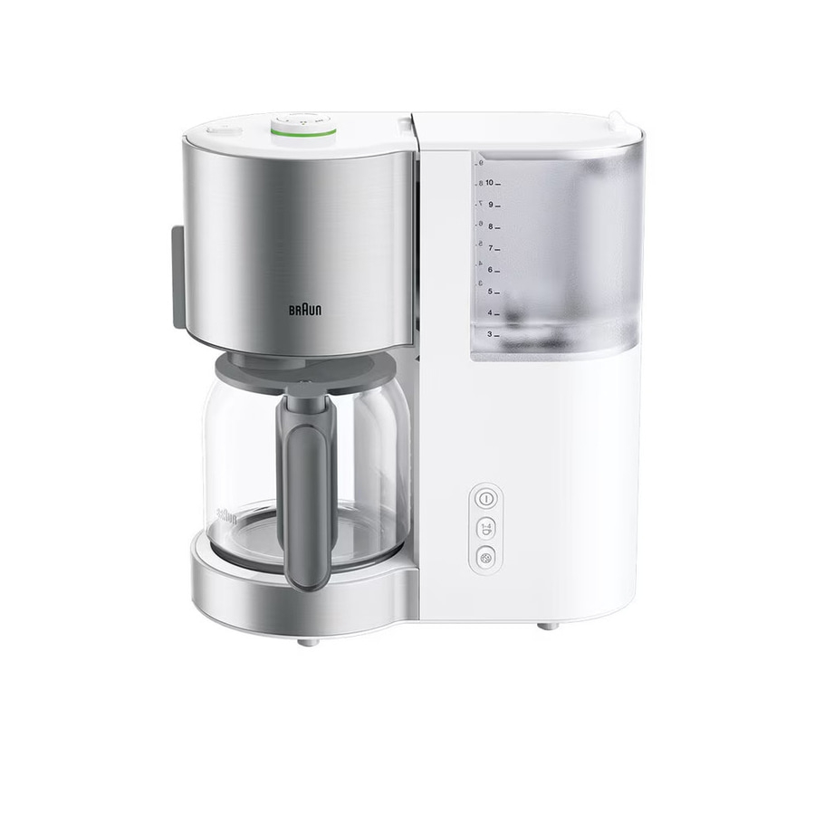 Eine weiße Braun Kaffeemaschine mit Glaskanne und silbernen Elementen.