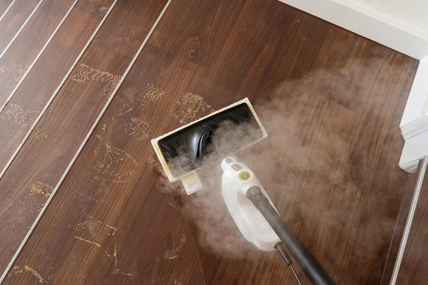 Bodenreinigung mit Dampfreiniger gegen Schuhabdrücke