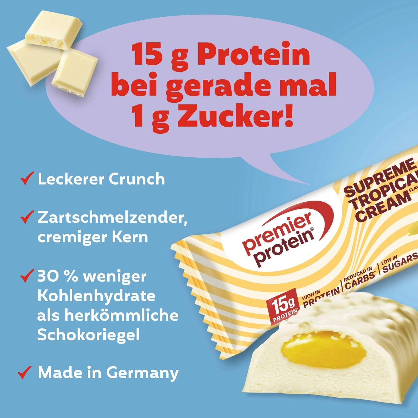 Proteinriegel mit Fruchtfüllung und Schokoladenüberzug auf blauem Hintergrund