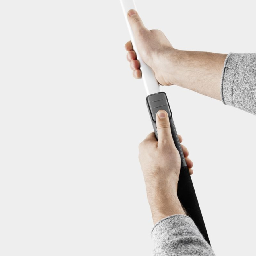 Person hält ein weißes Rohr mit einem schwarzen Griff in den Händen