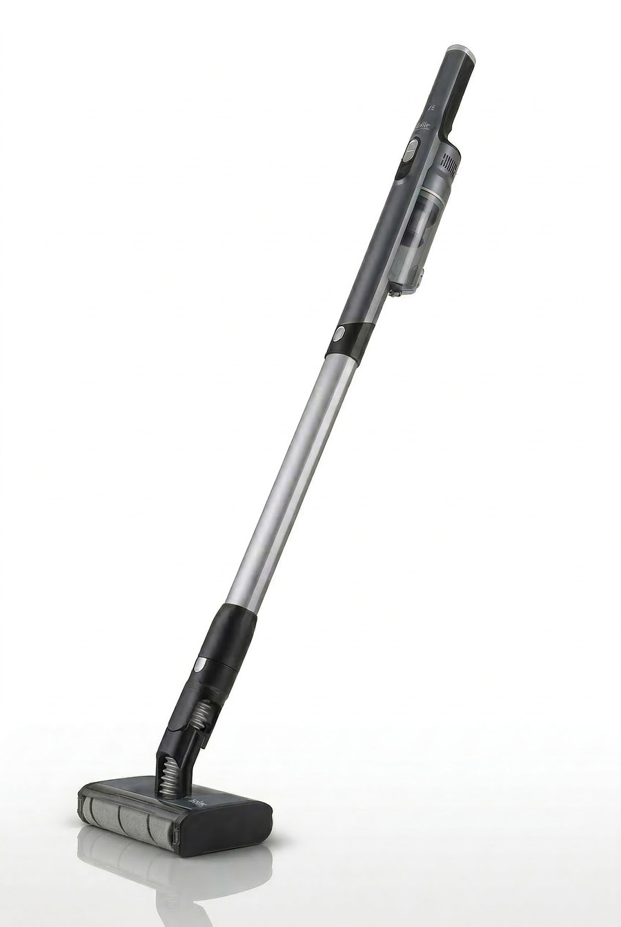 Ein schlanker, kabelloser Staubsauger auf weißem Hintergrund.