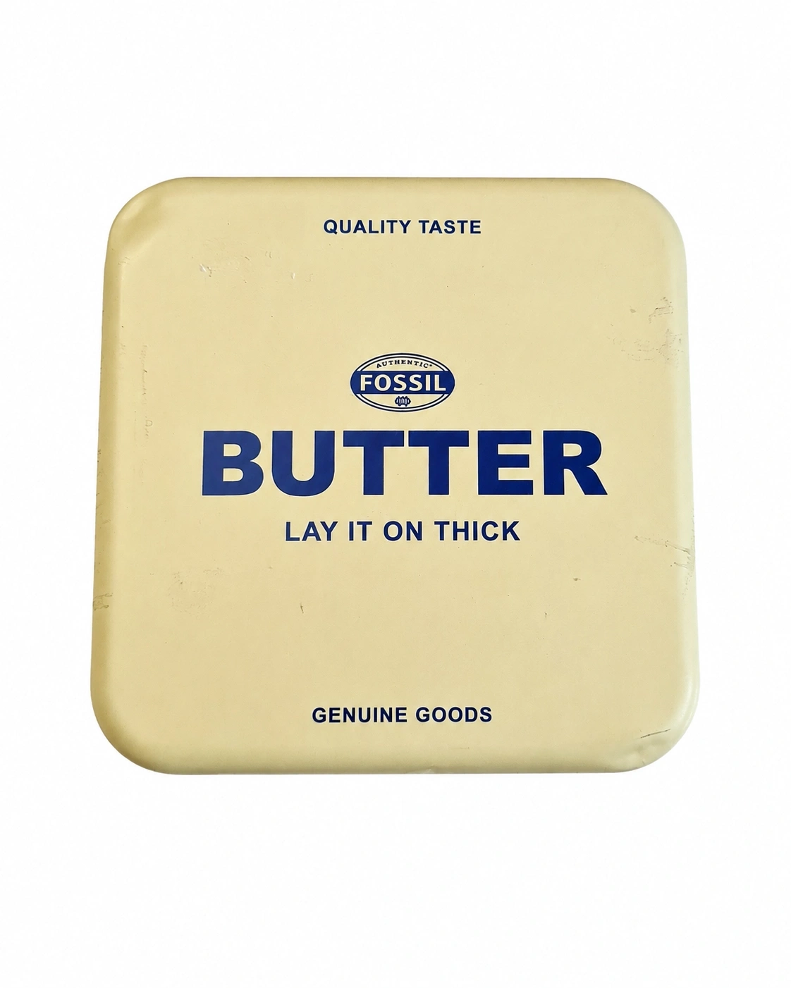 Eine butterdose mit dem Aufdruck FOSSIL BUTTER LAY IT ON THICK QUALITY TASTE GENUINE GOODS.