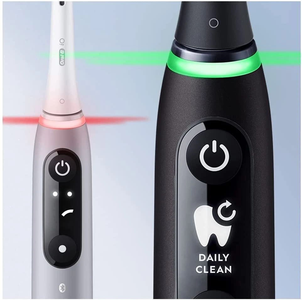 Nahaufnahme von zwei Oral-B iO Zahnbürsten mit roten und grünen Lichtern und Reinigungssymbolen.
