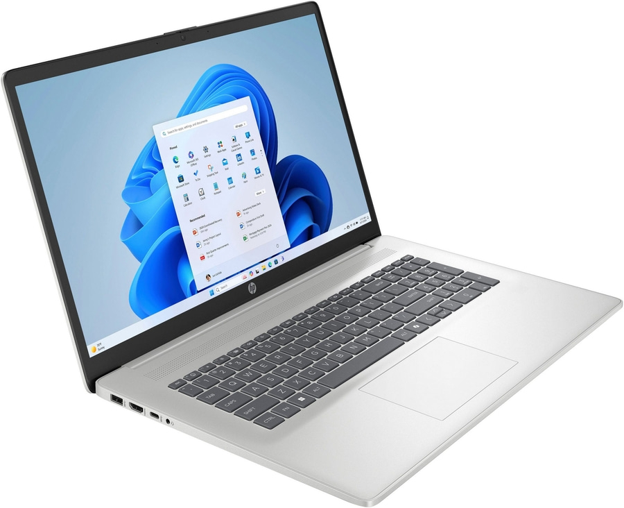 Ein offenes silbernes HP Laptop mit Windows 11 auf dem Bildschirm.