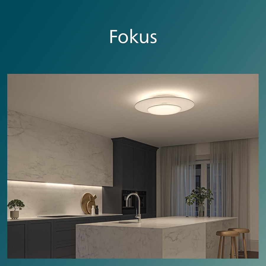 Küche mit Fokus-Deckenleuchte, Insel, Schränken und Vorhängen