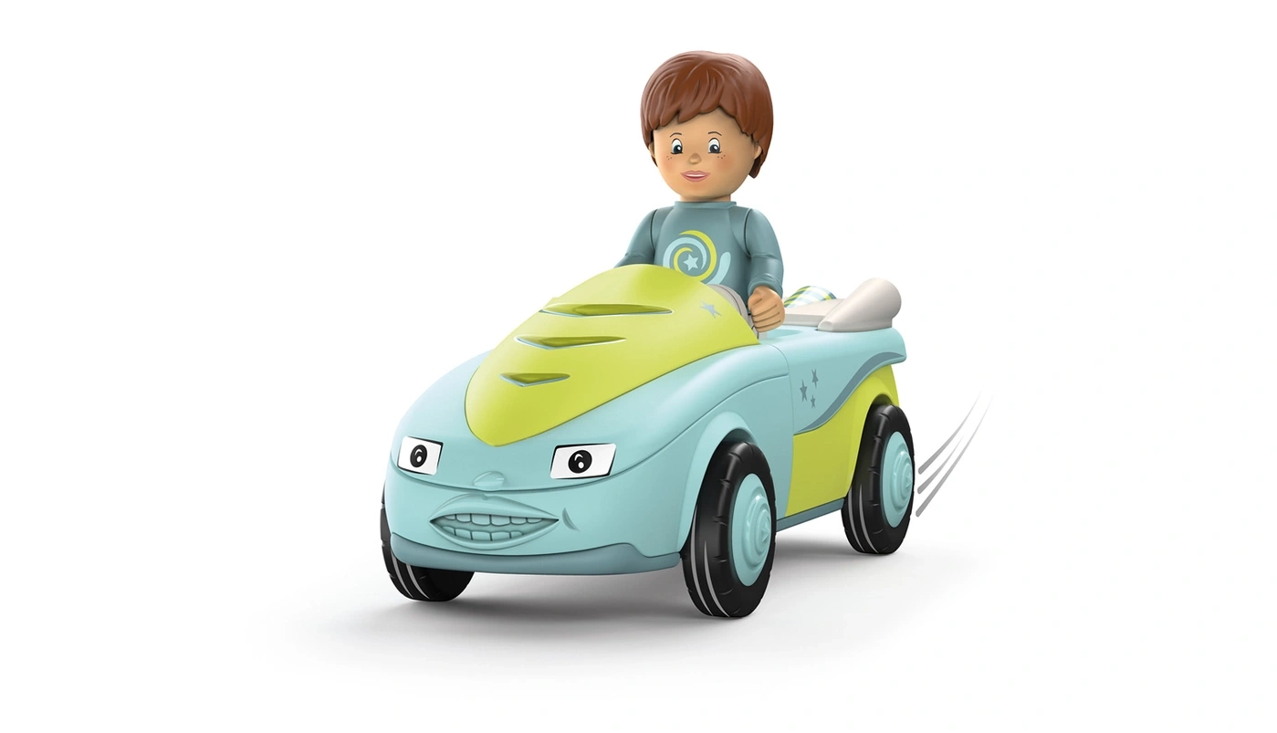 Ein Junge fährt ein blau-gelbes Spielzeugauto mit einem breiten Grinsen.