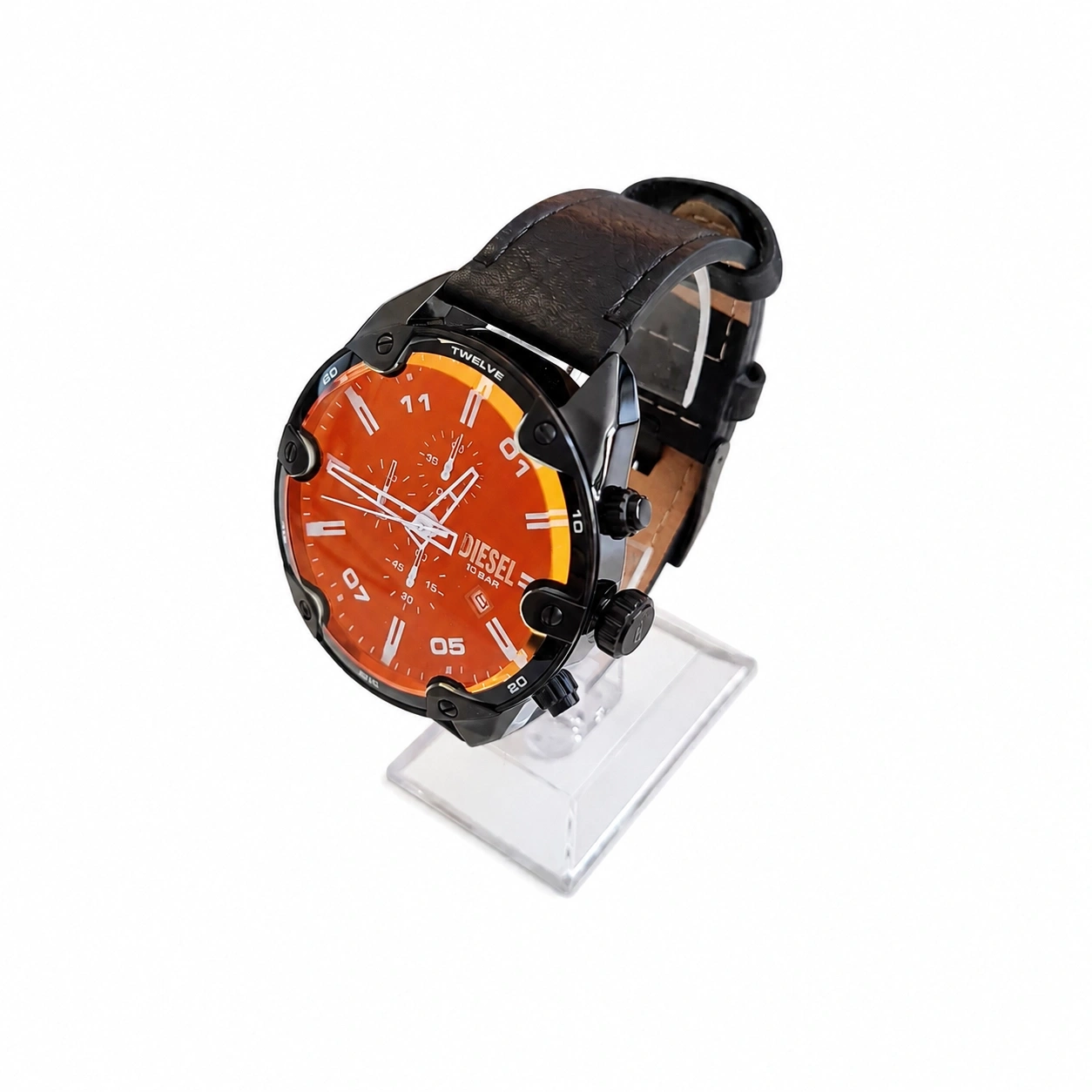 Eine orangefarbene Diesel-Herrenuhr mit schwarzem Lederarmband auf einem Ständer.