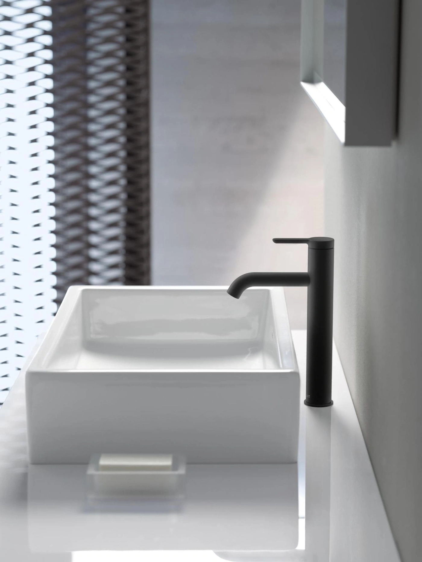 Schwarze Armatur und weißes Waschbecken in einem modernen Badezimmer mit Licht