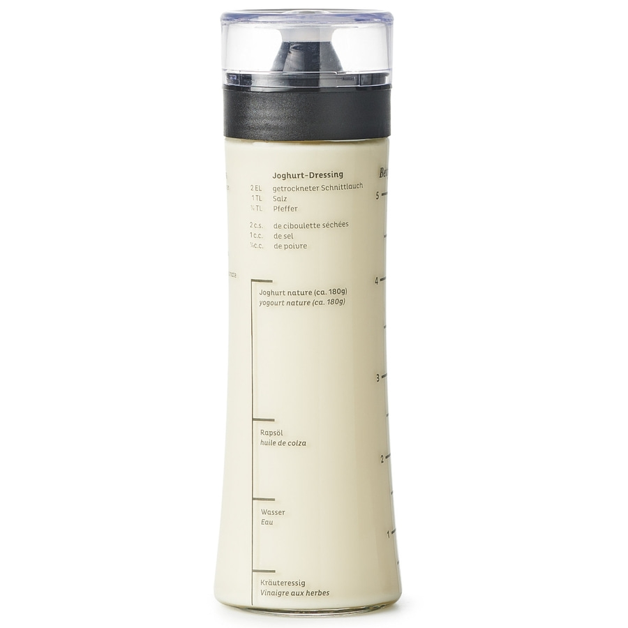 Ein Behälter mit Markierungen und Rezepten für Joghurt-Dressing.