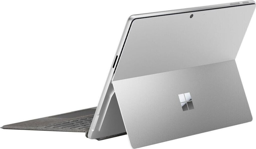 Silbernes Microsoft Surface Tablet, das geöffnet ist, um die Tastatur zu zeigen.