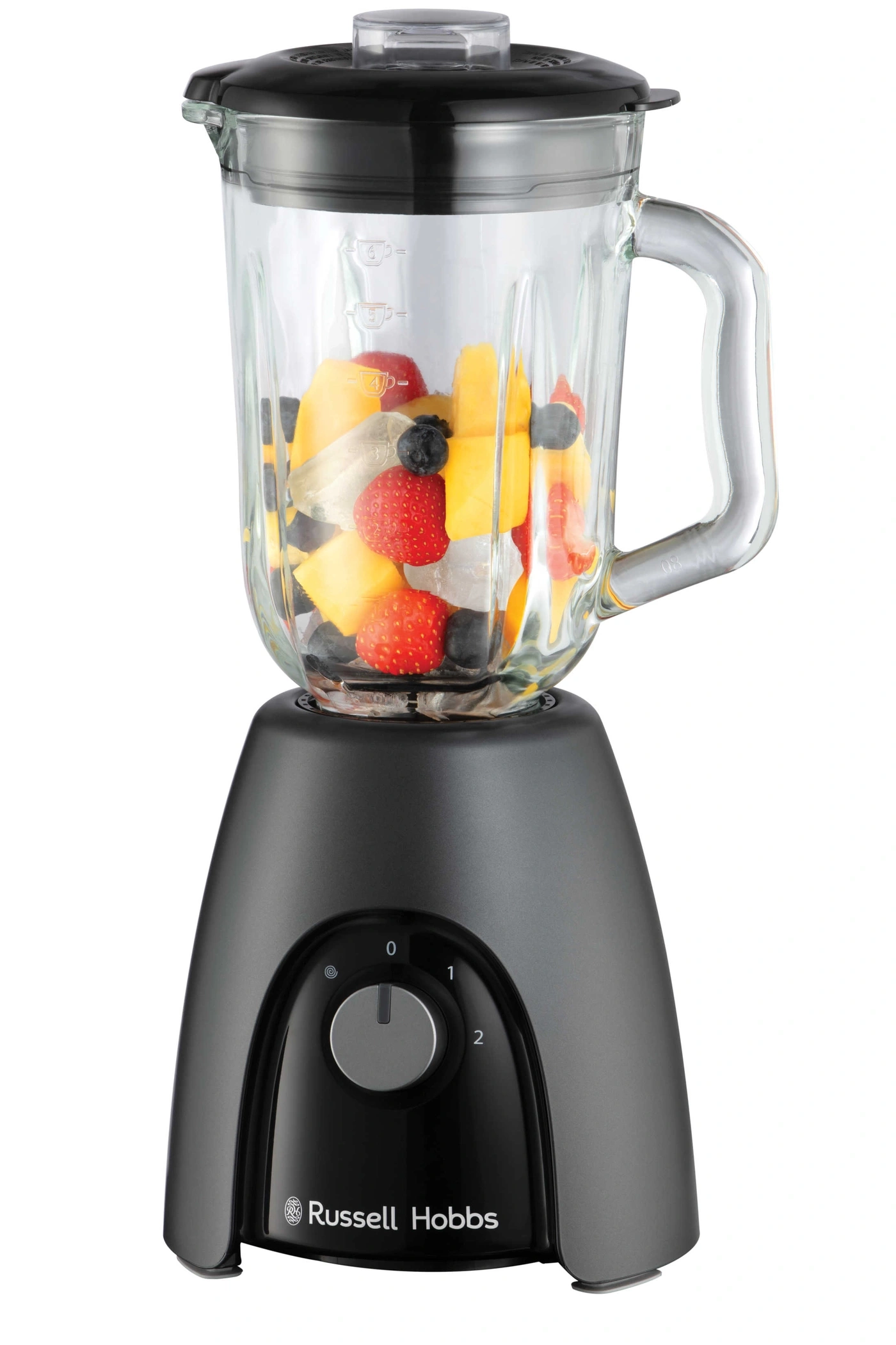 Ein Mixer mit Früchten. Der Mixer hat eine schwarze Basis und einen Glaskrug.