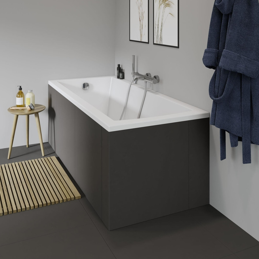 Badezimmer mit Badewanne, Badematte, Bademantel und Dekoration