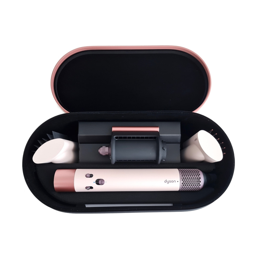 Dyson Haartrockner-Set in einer rosa-schwarzen Tragetasche mit Zubehör.