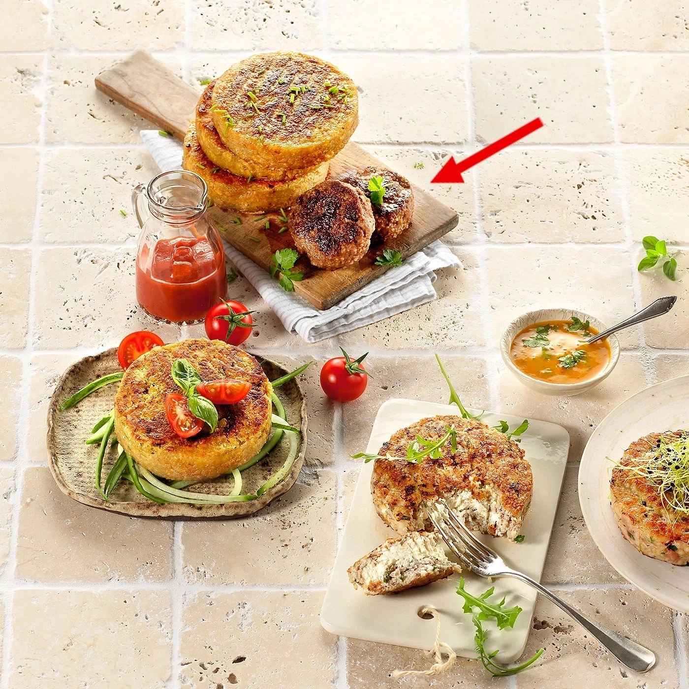 Teller mit Essen, Tomaten, Soße, Holzbrett, Burger, Küche, Mahlzeit, köstlich, lecker