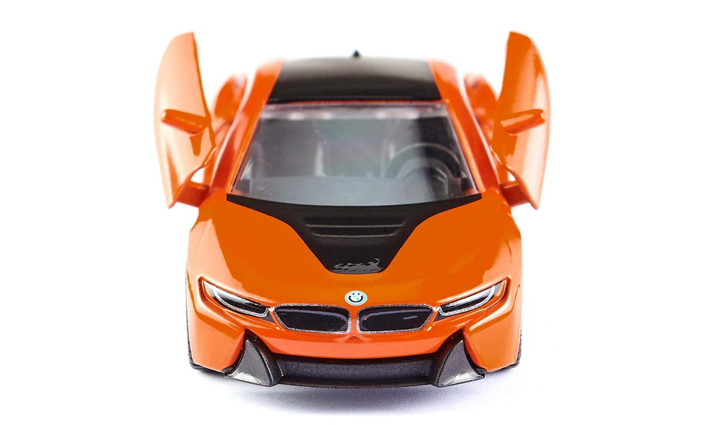 Oranges Spielzeugauto mit geöffneten Türen, Frontansicht, weißer Hintergrund