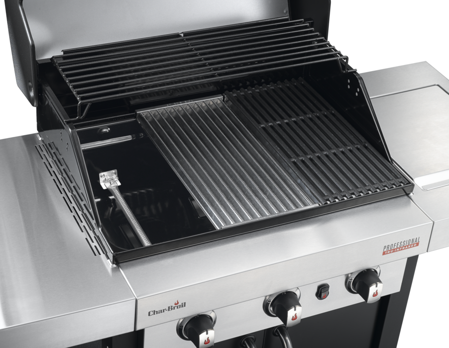 Nahaufnahme eines Grills mit offenem Deckel und Grillrosten