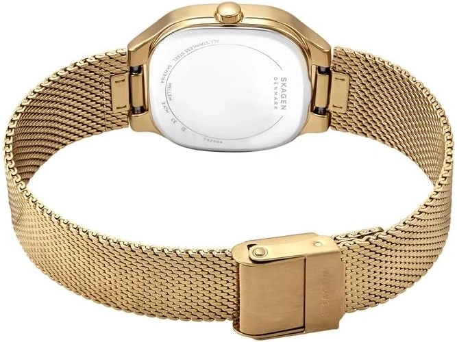 goldfarbenes Armband und Rückseite einer Damenuhr