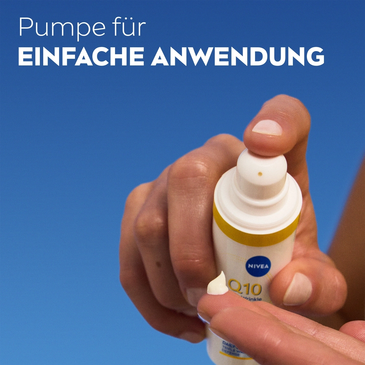 Person drückt Creme aus einer Flasche. Einfache Anwendung. Nivea Q10 Anti-Falten-Creme.