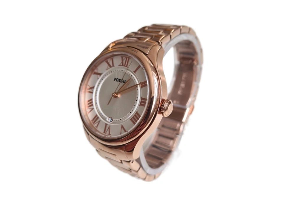 Eine Roségold-Damenuhr mit römischen Ziffern und Fossil-Logo