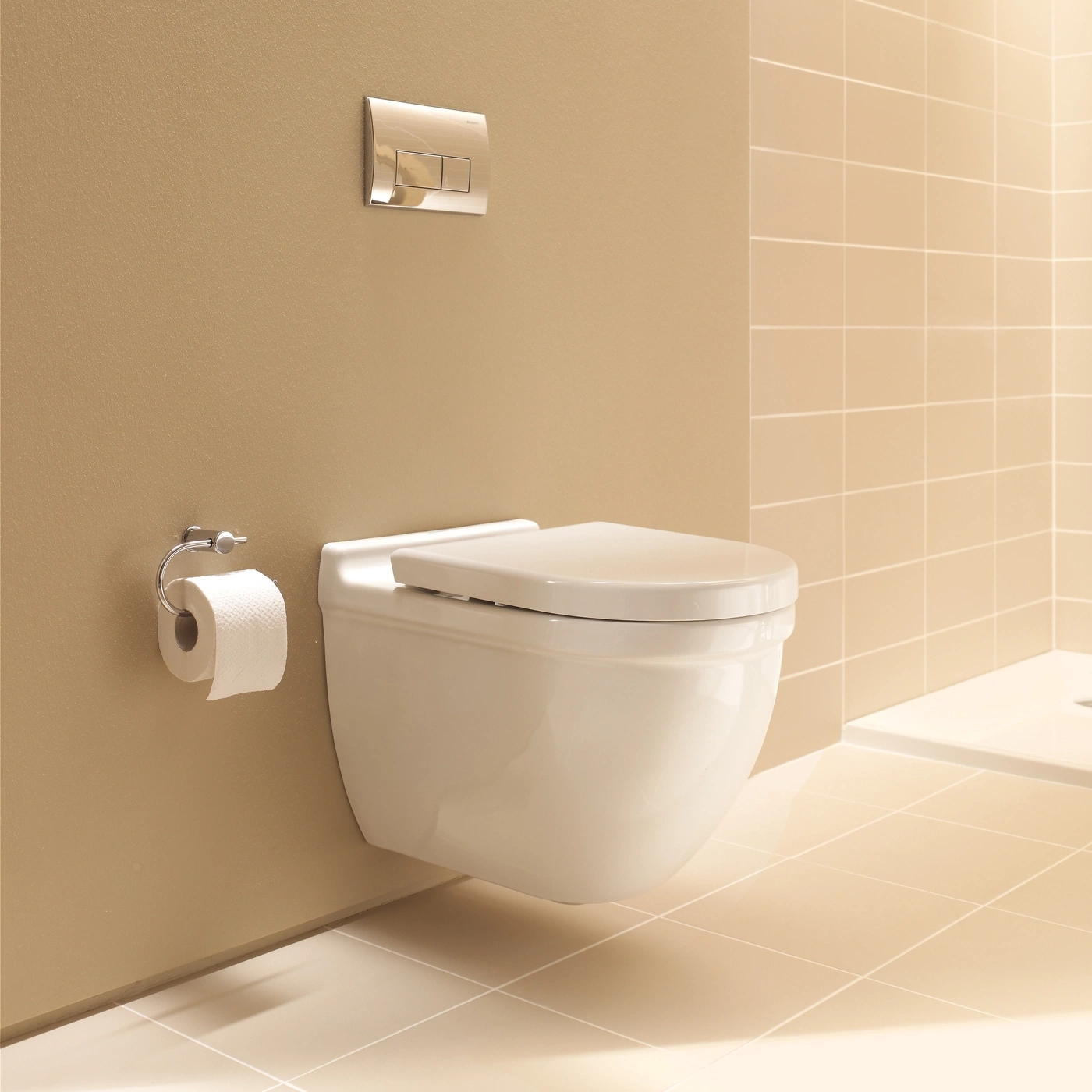 Hängende Toilette in einem Badezimmer mit Toilettenpapier und Fliesen an der Wand.