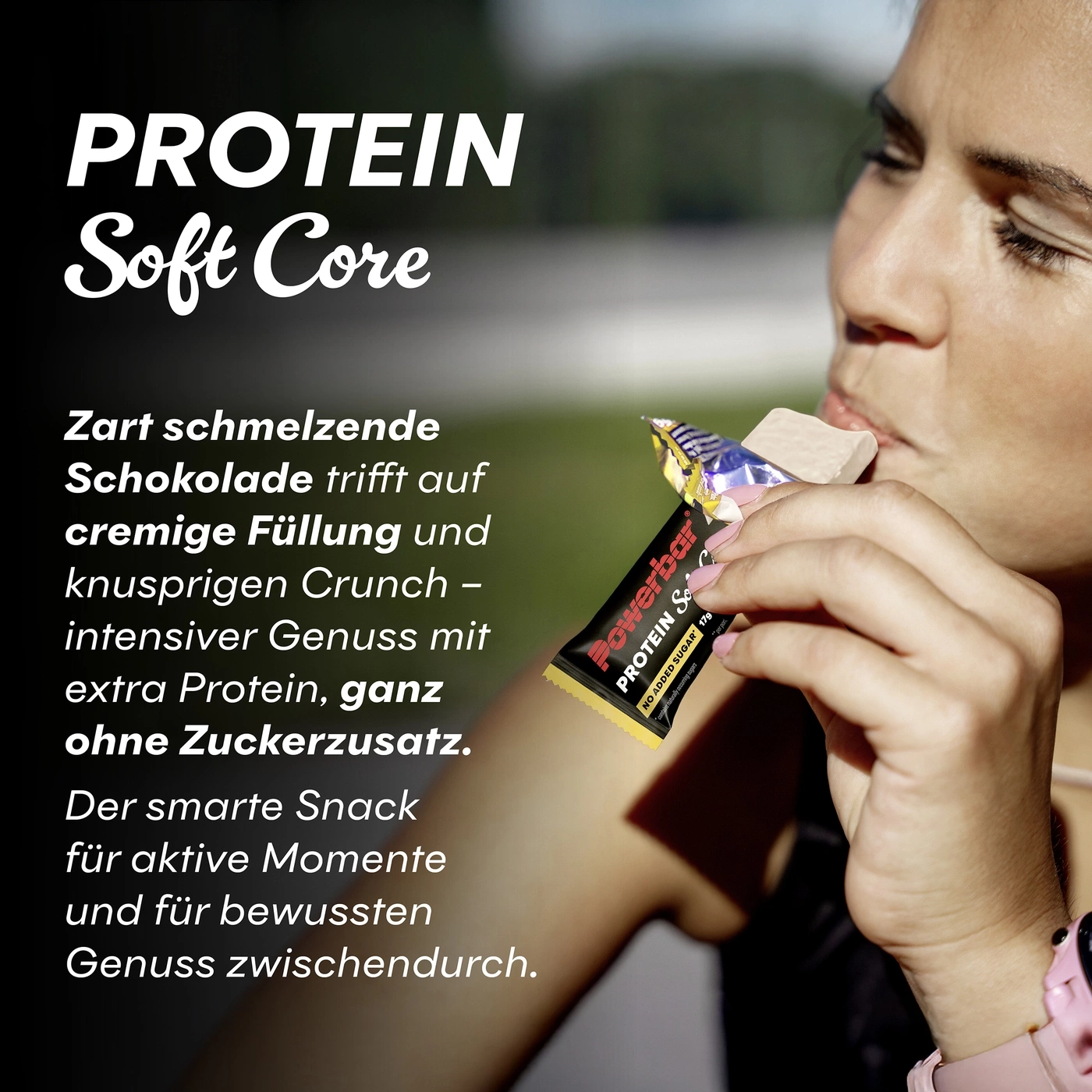 Frau isst einen Powerbar Proteinriegel mit Schokoladenüberzug und cremigem Kern.