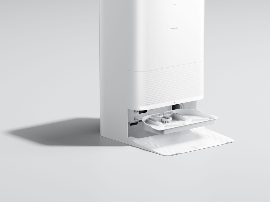 Weißer Roboterstaubsauger mit ausziehbarem Fach und Xiaomi-Logo auf hellem Hintergrund.